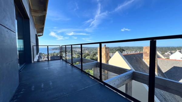 Département du Finistère (29) - À vendre : Crozon, centre-ville - Appartement penthouse T6 de 183 m² habitable avec vue panoramique sue la baie de Morgat - 4 terrasses - Garage.