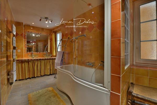 SERRES - Charmante maison de ville de 122 m² avec jardin, garages et dépendances