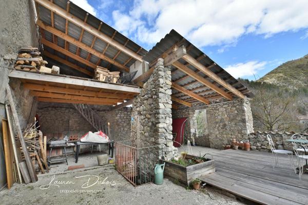 SERRES - Charmante maison de ville de 122 m² avec jardin, garages et dépendances