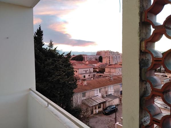 AVIGNON - APPARTEMENT A VENDRE TYPE 3 RENOVE AVEC TERRASSE AU DERNIER ETAGE RESIDENCE SECURISE