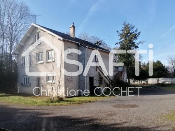 Grande maison de 284m2 à rénovée divisée en 3 appartements avec dépendances de 478m2 environ