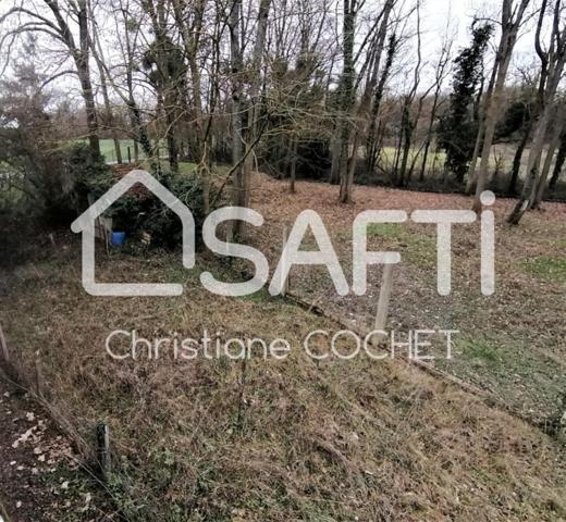 Grande maison de 284m2 à rénovée divisée en 3 appartements avec dépendances de 478m2 environ