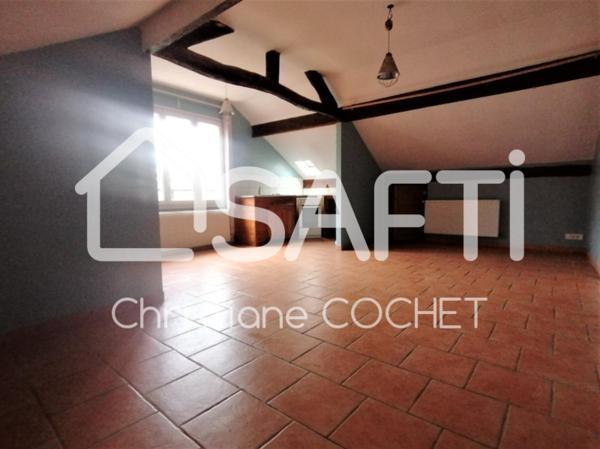 Grande maison de 284m2 à rénovée divisée en 3 appartements avec dépendances de 478m2 environ