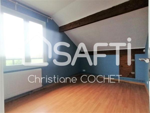 Grande maison de 284m2 à rénovée divisée en 3 appartements avec dépendances de 478m2 environ