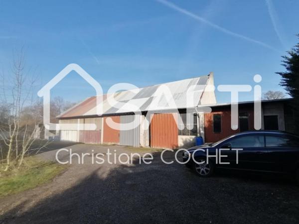 Grande maison de 284m2 à rénovée divisée en 3 appartements avec dépendances de 478m2 environ