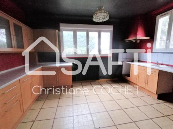 Grande maison de 284m2 à rénovée divisée en 3 appartements avec dépendances de 478m2 environ