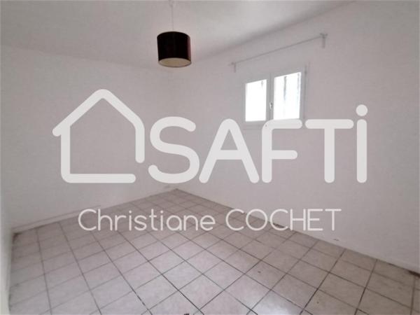 Grande maison de 284m2 à rénovée divisée en 3 appartements avec dépendances de 478m2 environ