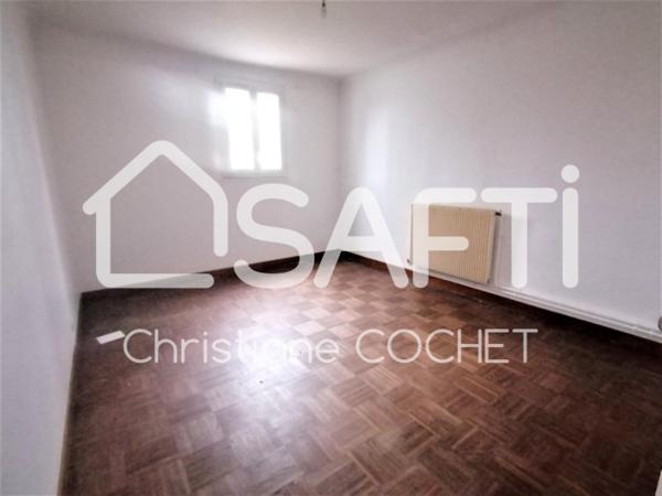 Grande maison de 284m2 à rénovée divisée en 3 appartements avec dépendances de 478m2 environ