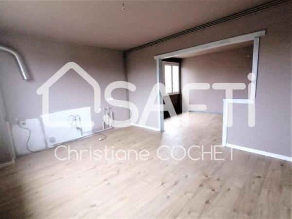 Grande maison de 284m2 à rénovée divisée en 3 appartements avec dépendances de 478m2 environ