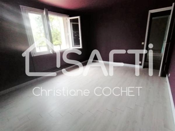 Grande maison de 284m2 à rénovée divisée en 3 appartements avec dépendances de 478m2 environ