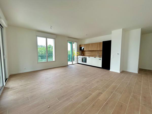 F4 MARINA Loyer 2 100 €/mois charges comprises **  - Référence  2103