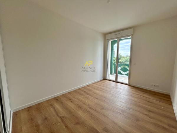 F4 MARINA Loyer 2 100 €/mois charges comprises **  - Référence  2103