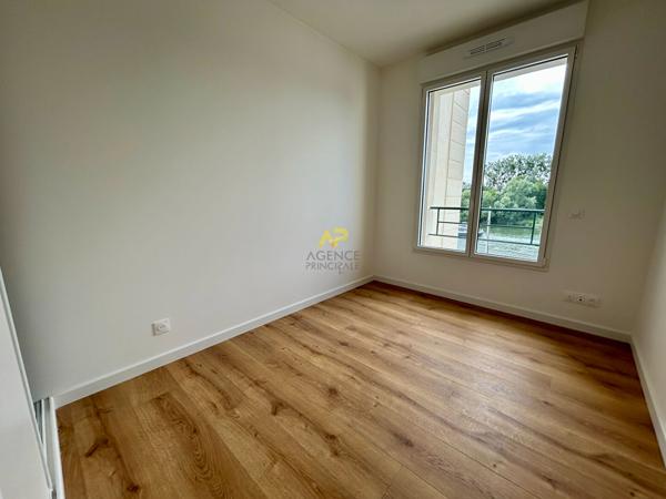 F4 MARINA Loyer 2 100 €/mois charges comprises **  - Référence  2103