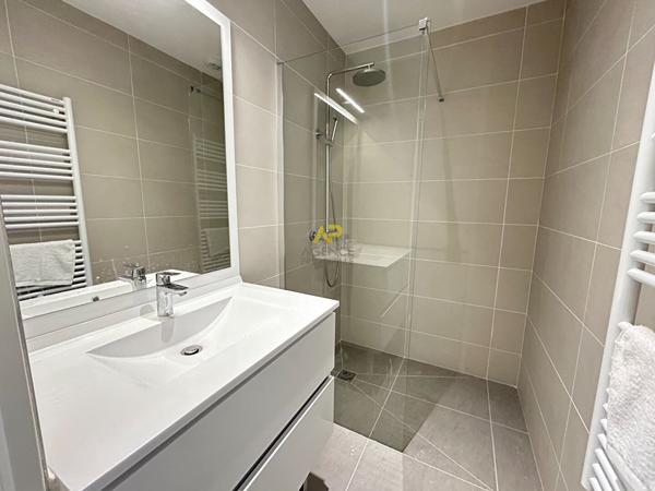 F4 MARINA Loyer 2 100 €/mois charges comprises **  - Référence  2103