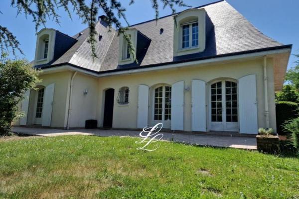 Vente - Maison 6 pièces 147 m 2 YVRE L EVEQUE (72530)