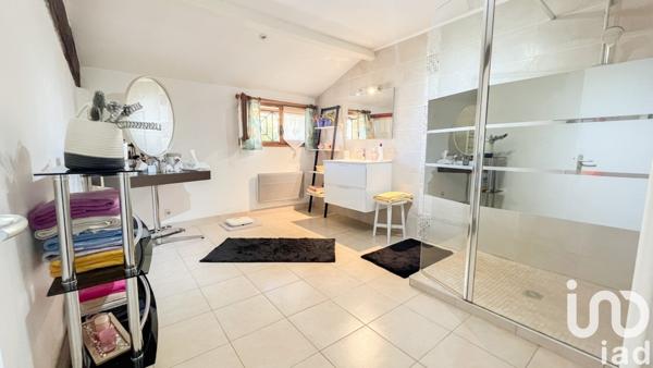 Longère 6 pièces de 163 m² à Laruscade (33620)