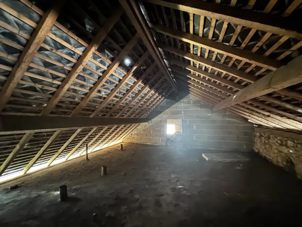 🧱 Maison en pierre à réhabiliter entièrement – fort potentiel