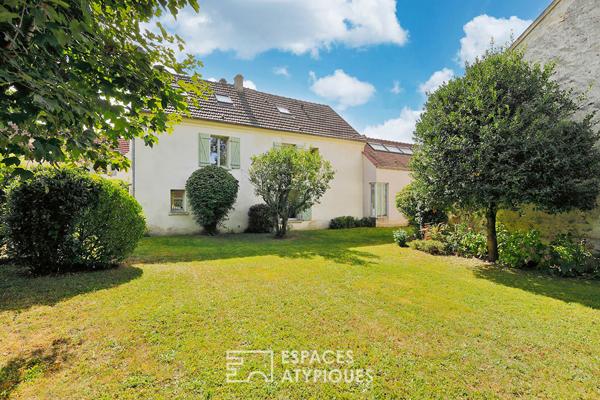 Ancienne fermette et maison rénovée, reliées par verrière et ateliers d’artistes