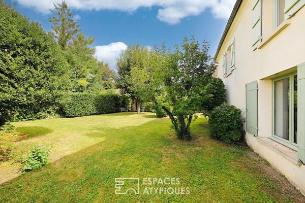 Ancienne fermette et maison rénovée, reliées par verrière et ateliers d’artistes