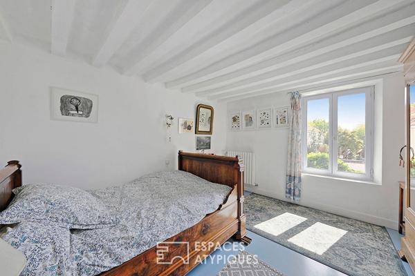 Ancienne fermette et maison rénovée, reliées par verrière et ateliers d’artistes