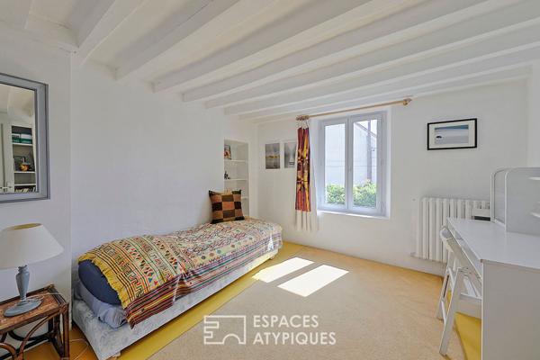 Ancienne fermette et maison rénovée, reliées par verrière et ateliers d’artistes