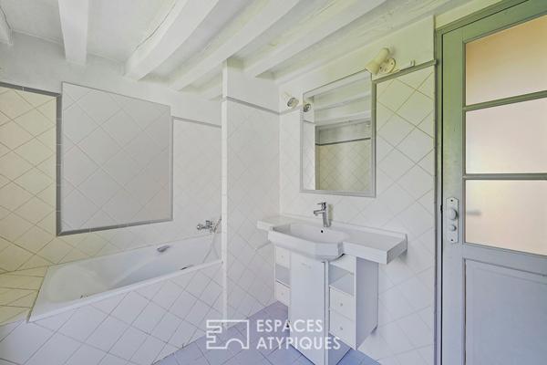 Ancienne fermette et maison rénovée, reliées par verrière et ateliers d’artistes