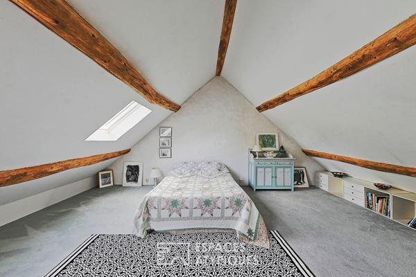 Ancienne fermette et maison rénovée, reliées par verrière et ateliers d’artistes