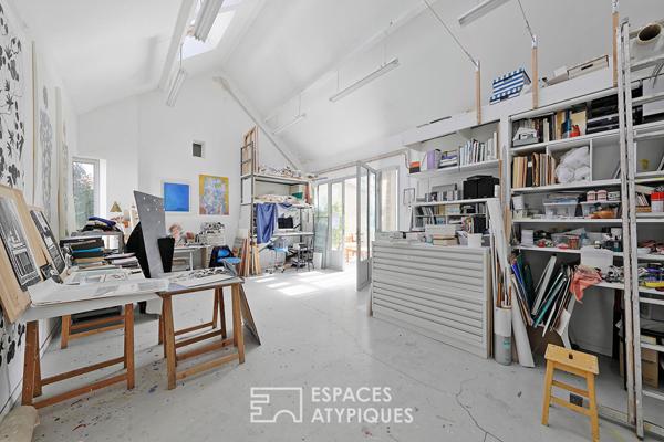 Ancienne fermette et maison rénovée, reliées par verrière et ateliers d’artistes