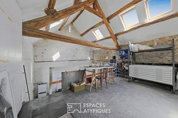 Ancienne fermette et maison rénovée, reliées par verrière et ateliers d’artistes