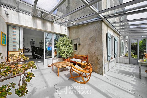 Ancienne fermette et maison rénovée, reliées par verrière et ateliers d’artistes