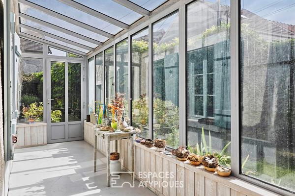 Ancienne fermette et maison rénovée, reliées par verrière et ateliers d’artistes