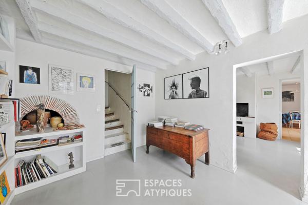 Ancienne fermette et maison rénovée, reliées par verrière et ateliers d’artistes