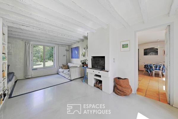 Ancienne fermette et maison rénovée, reliées par verrière et ateliers d’artistes