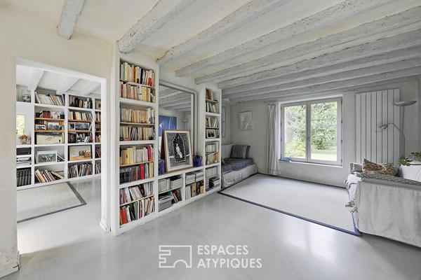 Ancienne fermette et maison rénovée, reliées par verrière et ateliers d’artistes