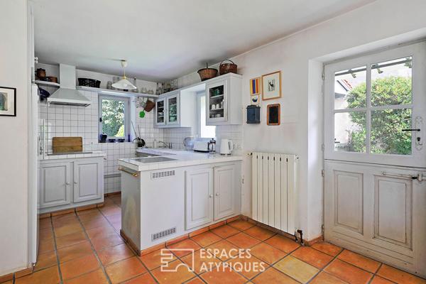 Ancienne fermette et maison rénovée, reliées par verrière et ateliers d’artistes