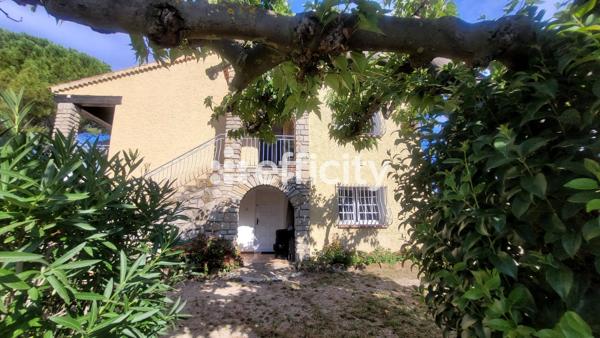 Maison
         5 pièces
        - 146 m² Bien prestige 818 000 € *