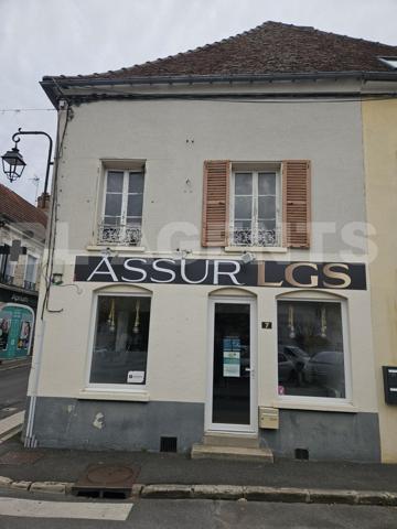 Local commercial de 64.55 m² sur deux niveaux, vendu sans locataire et pas de copropriété.