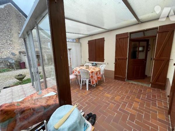 Ensemble immobilier comprenant une maison principale : Entrée sur véranda, cuisine aménagée ouv...