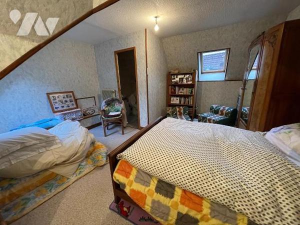 Ensemble immobilier comprenant une maison principale : Entrée sur véranda, cuisine aménagée ouv...