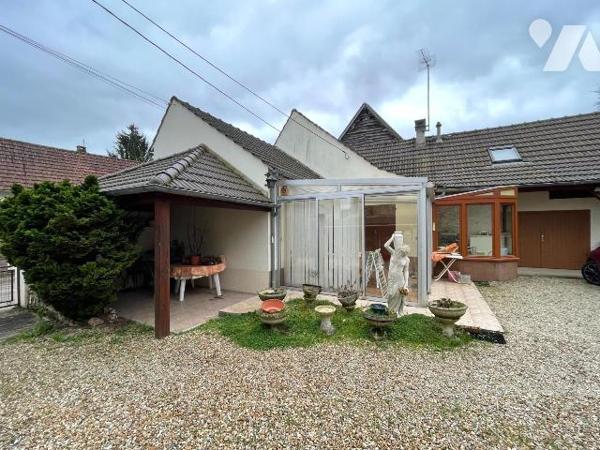 Ensemble immobilier comprenant une maison principale : Entrée sur véranda, cuisine aménagée ouv...