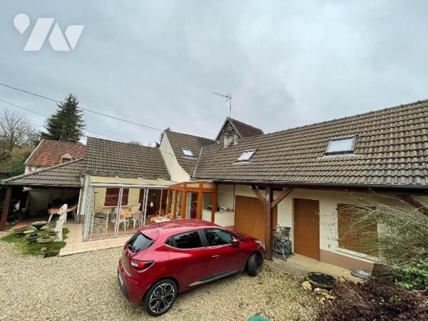 Ensemble immobilier comprenant une maison principale : Entrée sur véranda, cuisine aménagée ouv...