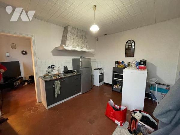 Ensemble immobilier comprenant une maison principale : Entrée sur véranda, cuisine aménagée ouv...