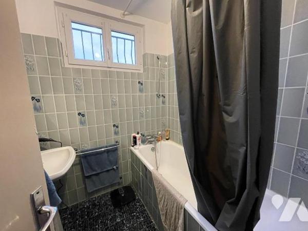 Ensemble immobilier comprenant une maison principale : Entrée sur véranda, cuisine aménagée ouv...