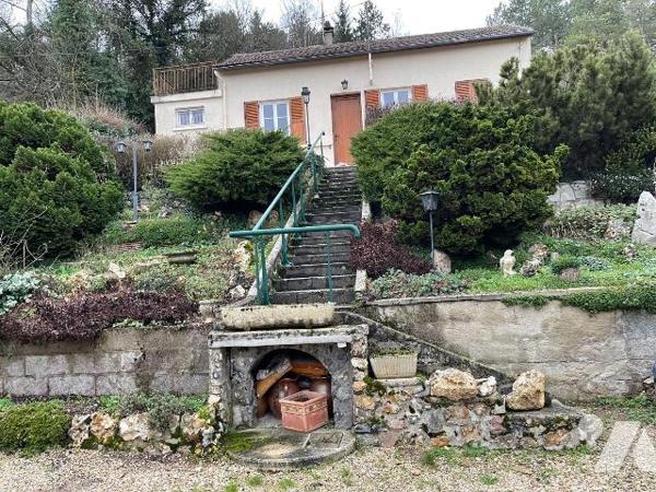 Ensemble immobilier comprenant une maison principale : Entrée sur véranda, cuisine aménagée ouv...