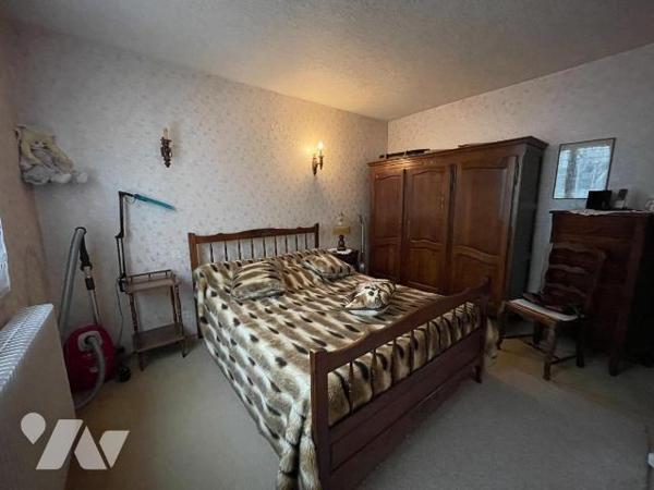 Ensemble immobilier comprenant une maison principale : Entrée sur véranda, cuisine aménagée ouv...