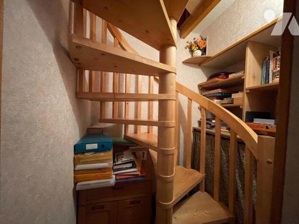 Ensemble immobilier comprenant une maison principale : Entrée sur véranda, cuisine aménagée ouv...