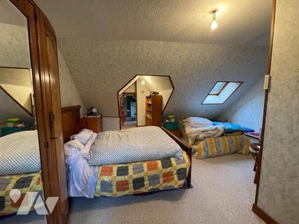 Ensemble immobilier comprenant une maison principale : Entrée sur véranda, cuisine aménagée ouv...