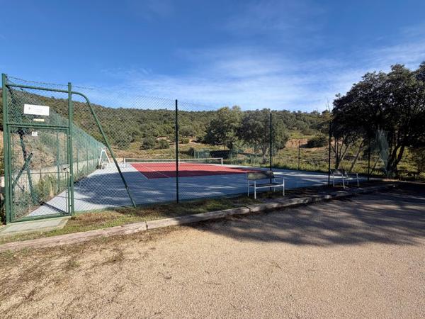 Maison indépendante avec garage dans résidence avec piscine et tennis