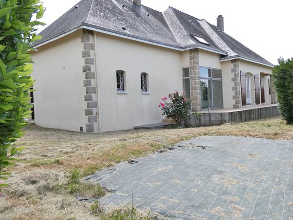 Maison de plain pied avec double garage et un terrain clos. Aron Maison de plain pied avec double garage et un terrain clos. Aron