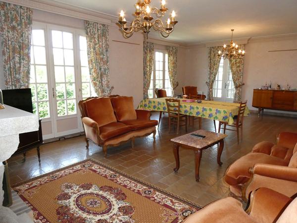 Maison de plain pied avec double garage et un terrain clos. Aron Maison de plain pied avec double garage et un terrain clos. Aron